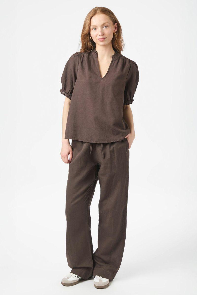 Odesa Linen Blouse | Dark Brown | Bluse fra Neo Noir