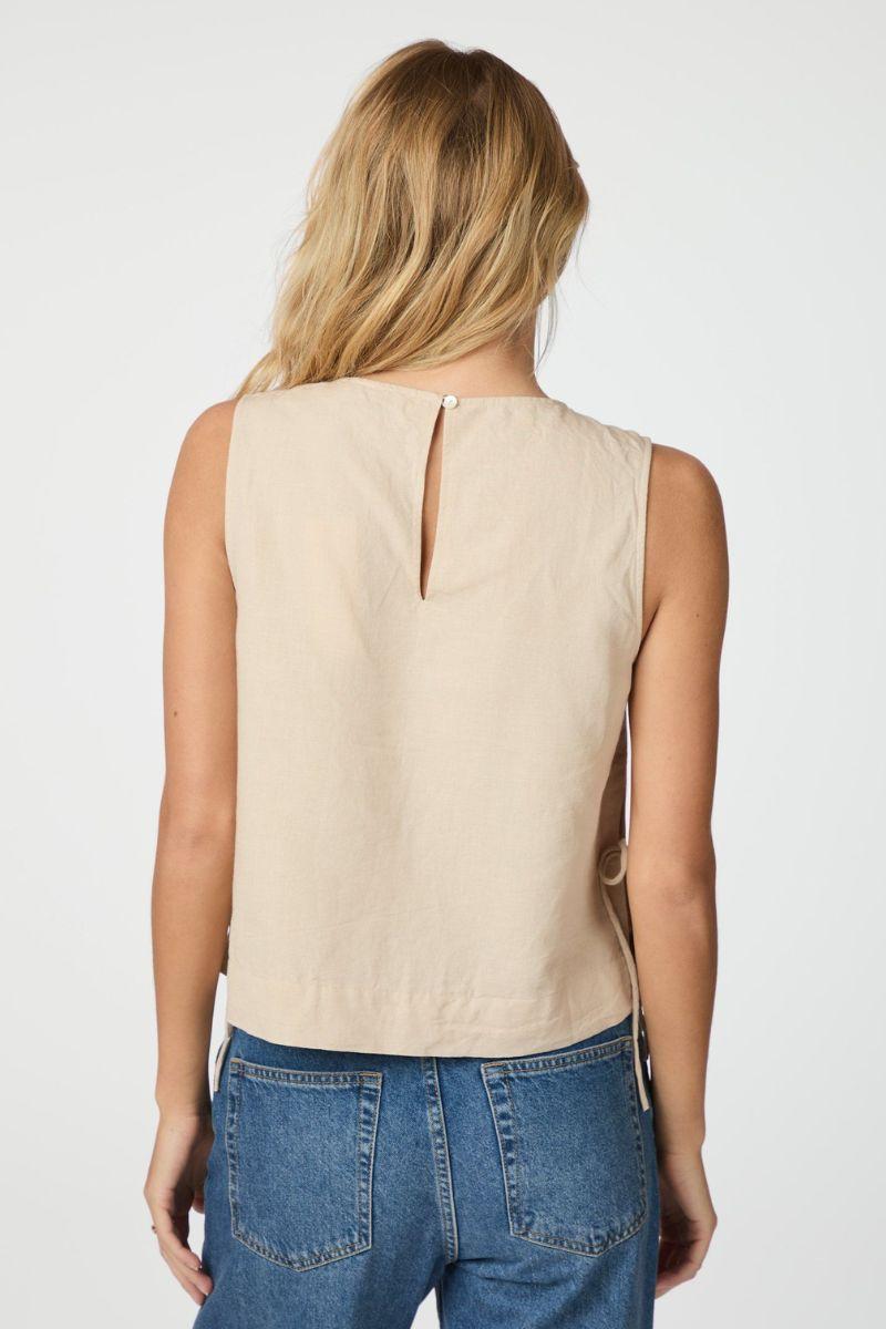 Svetlana Linen Top | Sand | Bluse fra Neo Noir