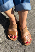 Gekreuzte Sandalen | Kamel
