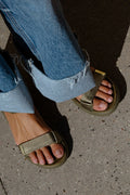 Linie | Dunkles Oliv | Sandaler von Woden